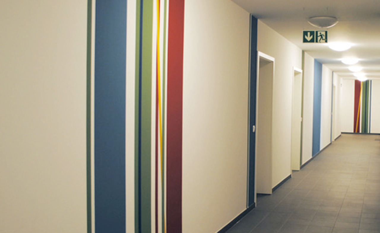brillant interiors Innenarchitekt Berlin Mitte private Räume Microapartments Die Farbgestaltung der Flure für eine bessere Orientierung.